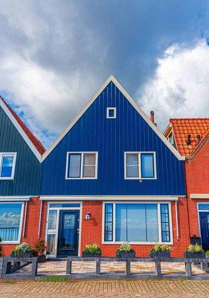 荷兰的Volendam村 弗伦丹的老街古老的传统渔村 典型的木制房屋建筑 受欢迎的地标和旅游胜地 — 图库照片