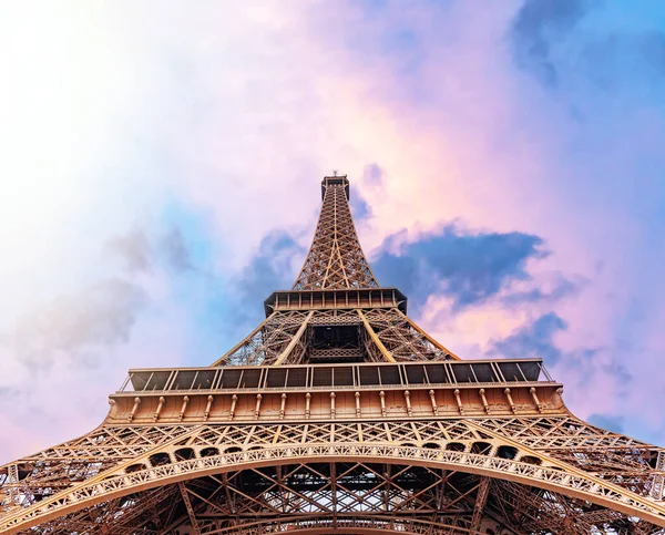 美しい夜空を背景にパリのエッフェル塔 — ストック写真