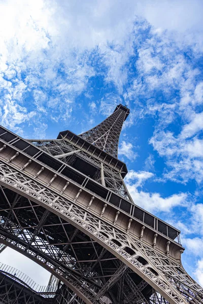 美しい夜空を背景にパリのエッフェル塔 — ストック写真