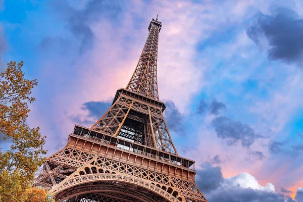 Der Eiffelturm Paris Vor Der Kulisse Eines Schönen Abendhimmels — Stockfoto