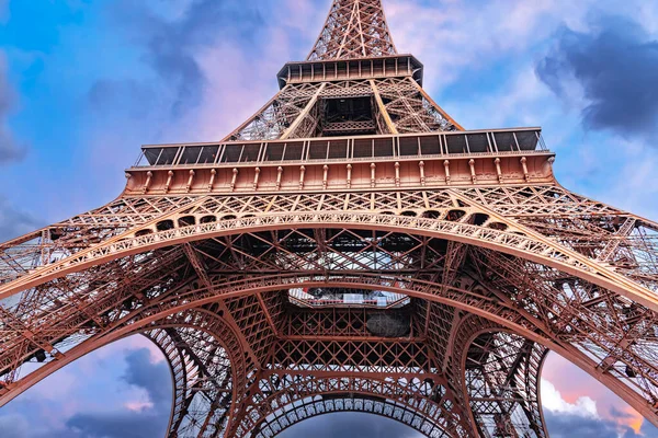 Párizsi Eiffel Torony Gyönyörű Esti Égbolt Árnyékában — Stock Fotó