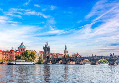 Prag - Charles Bridge, Çek Cumhuriyeti. Çek Cumhuriyeti 'nin Prag kentindeki Vltava Nehri üzerindeki Eski Şehir İskelesi ve Charles Köprüsü' nün mimarisi üzerinde manzaralı gün batımı.