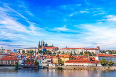 Prag 'ın eski bir kasabası. Çek Cumhuriyeti Vltava nehrinin üzerinde, ufuk çizgisinde Aziz Vitus katedrali var. Praha Panorama manzara manzarası.