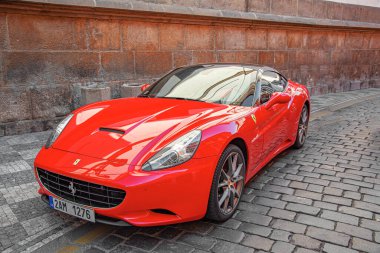 Prag, Çek Cumhuriyeti - 25 Eylül 2015: Ferrari F12 Berlinetta, Prag. Üreticilere göre 200 km / h hıza ulaşma süresi sadece 8.5 saniye..