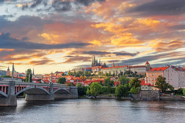 旧市街プラハ Czech Republic ヴルタヴァ川を渡り スカイラインに聖ヴィート大聖堂があります プラハパノラマ風景 — ストック写真