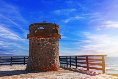 Eski taş deniz feneri deniz arka planda
