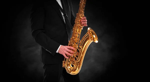 Saxofonista Fundo Preto Close — Fotografia de Stock