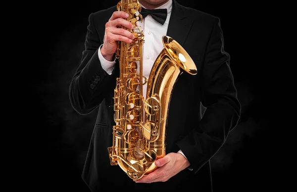 Saksofonista Czarnym Tle Zbliżenie — Zdjęcie stockowe