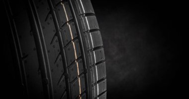 Soyut bir arka plan olarak araba lastiği yakın plan.