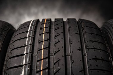 Soyut bir arka plan olarak araba lastiği yakın plan.