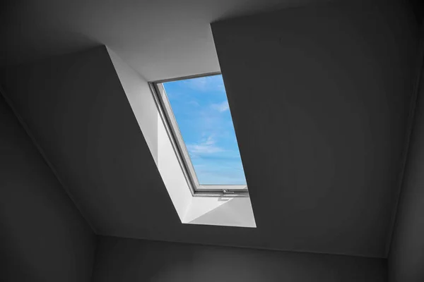 Yeni Bir Çatı Penceresinden Görünüş Yatay Pencere — Stok fotoğraf