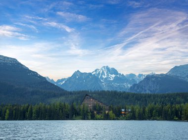 Dağ gölü Strbske Pleso Milli Parkı yüksek Tatra, Slovakya.