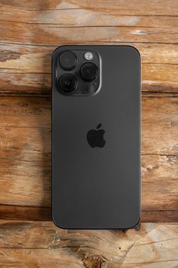 Uzhgorod, Ukrayna - 05 Mayıs 2023: Tahta arka planda Yeni Apple iPhone 14 Pro Max Space Black.