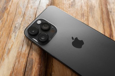 Uzhgorod, Ukrayna - 05 Mayıs 2023: Tahta arka planda Yeni Apple iPhone 14 Pro Max Space Black.