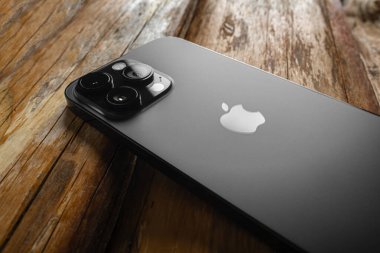 Uzhgorod, Ukrayna - 05 Mayıs 2023: Tahta arka planda Yeni Apple iPhone 14 Pro Max Space Black.