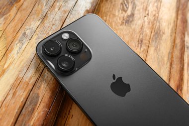 Uzhgorod, Ukrayna - 05 Mayıs 2023: Tahta arka planda Yeni Apple iPhone 14 Pro Max Space Black.
