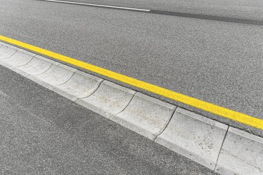 Asfalt yolda fırtına suyu. At arabasından su boşaltımı..