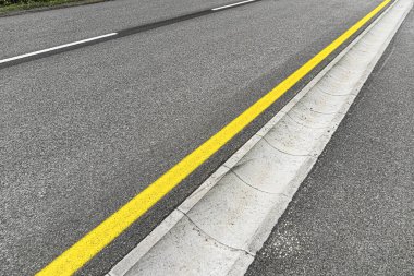 Asfalt yolda fırtına suyu. At arabasından su boşaltımı..