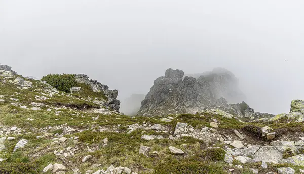 Kamień Zboczu Góry Góra Chmurze Mgle — Zdjęcie stockowe