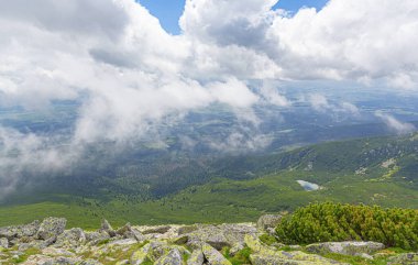Dağ yamacındaki kayalar. Bulutların ve sislerin arasındaki dağ
