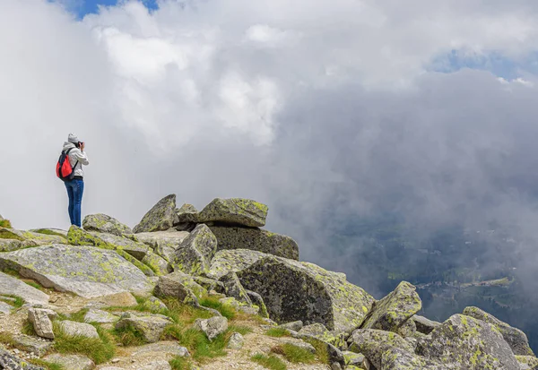 Young Woman Traveler High Mountain Photo Camera — Stock Photo, Image