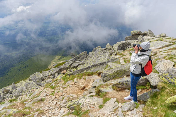 Young Woman Traveler High Mountain Photo Camera — Stock Photo, Image