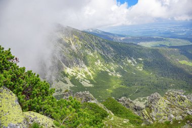 Slovak Cumhuriyeti 'ndeki High Tatras. High Tatras 'taki Rocky Dağları. Avrupa.