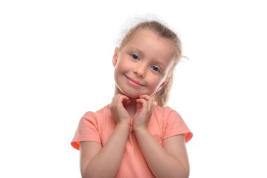 Beyaz arka planda neşeli küçük bir kız.