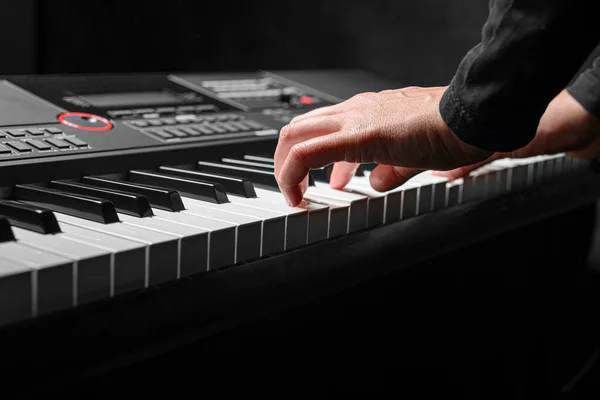 Spielen Eines Synthesizers Auf Dunklem Hintergrund Der Musiker Spielt Den — Stockfoto