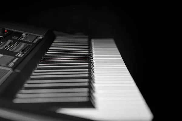 Sintetizador Teclado Sobre Fundo Escuro Piano Elétrico Close — Fotografia de Stock