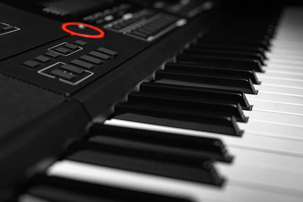 Tangentbord Synthesizer Mörk Bakgrund Elektriska Pianon Närbild — Stockfoto