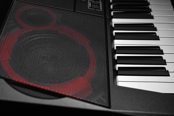 Sintetizador Teclado Sobre Fundo Escuro Piano Elétrico Close — Fotografia de Stock