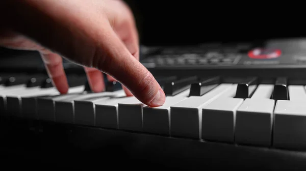 Een Synthesizer Spelen Een Donkere Achtergrond Muzikant Speelt Synthesizer — Stockfoto