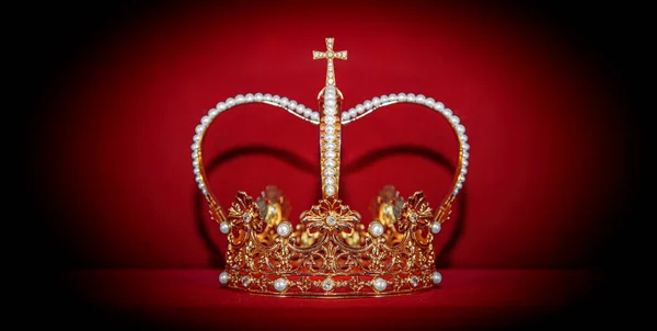 Crown Corona Dorada Sobre Fondo Terciopelo Rojo — Foto de Stock