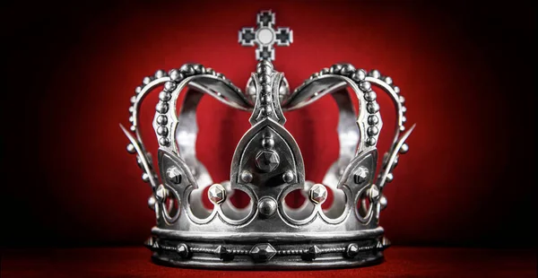 Crown Corona Dorada Sobre Fondo Terciopelo Rojo —  Fotos de Stock