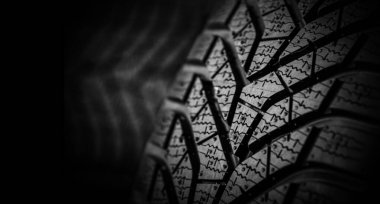 Kış lastiği izi. Lastik izleri yakın. Stüdyo çekimi.