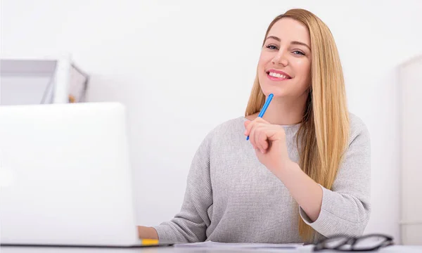 美しい女性オフィスで彼女の机の上にノートパソコンで — ストック写真