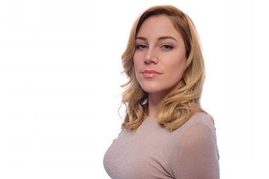 Beyaz arka planda poz veren çekici sarışın kadın..