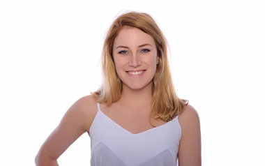 Beyaz arka planda poz veren çekici sarışın kadın..