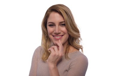 Beyaz arka planda poz veren çekici sarışın kadın..