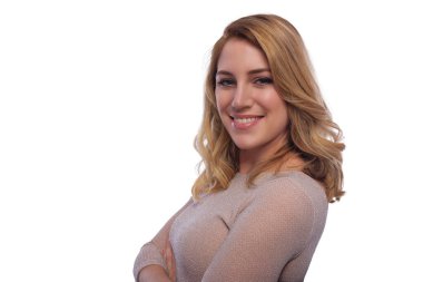 Beyaz arka planda poz veren çekici sarışın kadın..