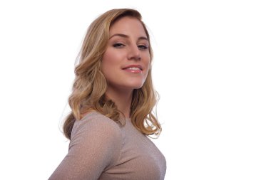 Beyaz arka planda poz veren çekici sarışın kadın..