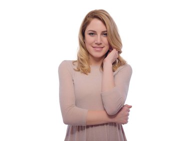 Beyaz arka planda poz veren çekici sarışın kadın..