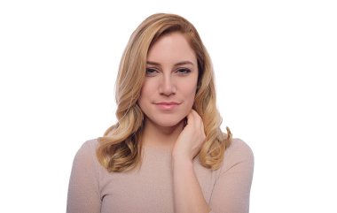 Beyaz arka planda poz veren çekici sarışın kadın..