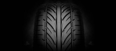 Araba lastiği izi. Lastik izleri yakın. Stüdyo çekimi koyu arkaplanda.