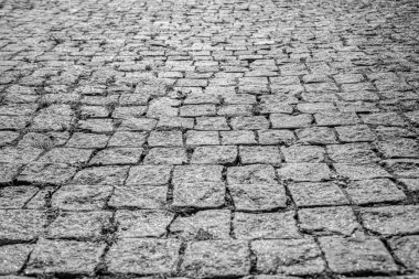 Kaya dokusu. Caddenin dibindeki asfaltlı fayansların dokusu. Beton döşeme levhaları.