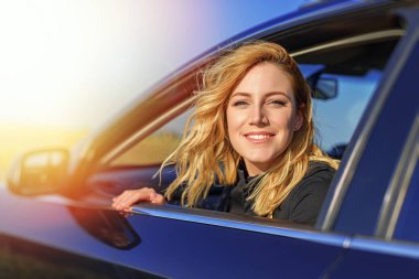 Güzel sarışın kadın araba kullanıyor. Arabadaki genç kadın..