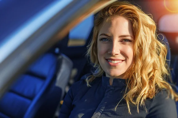 Vacker Blond Kvinna Som Kör Bil Ung Kvinna Bil — Stockfoto