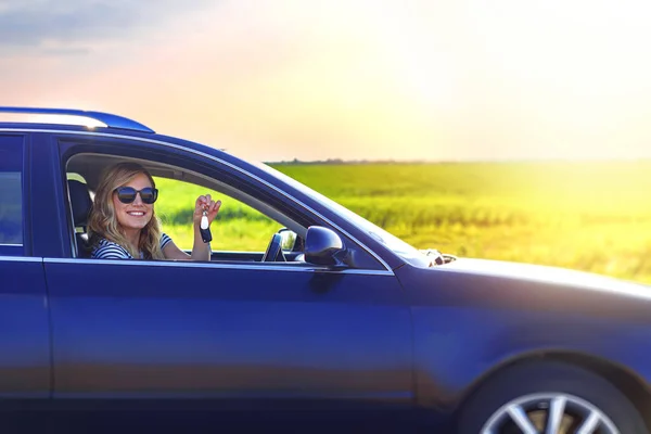 Beautiful Blonde Woman Holds Car Key Her Hand Woman Car — Stock Photo, Image