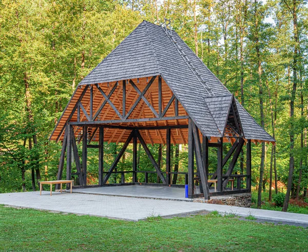 公園内の木製の展望台 木造のガゼボPergola 木造の夏の家 — ストック写真